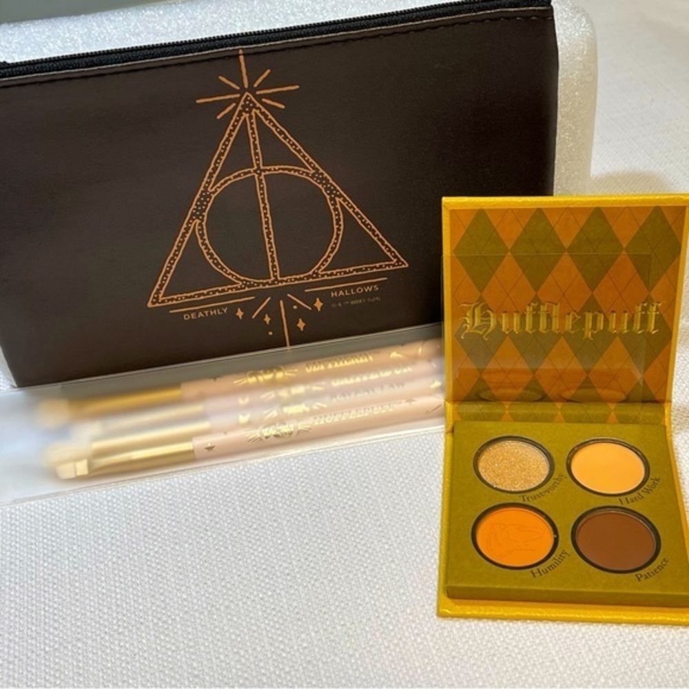 NWT Harry Potter & Deathly Hallows Eye Palette, Bag & Brushes set - HUFFLEPUFF